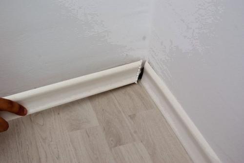 Как сделать внутренний угол плинтуса на полу. Как стыковать углы напольного плинтуса, чтобы не расходились