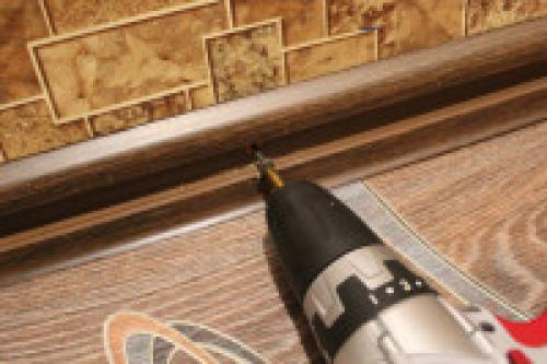 Полезные советы по установке напольных плинтусов. Как правильно крепить напольный пластиковый плинтус