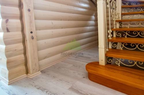 Обрезаем левый внешний угол плинтуса. Внутренние углы 08