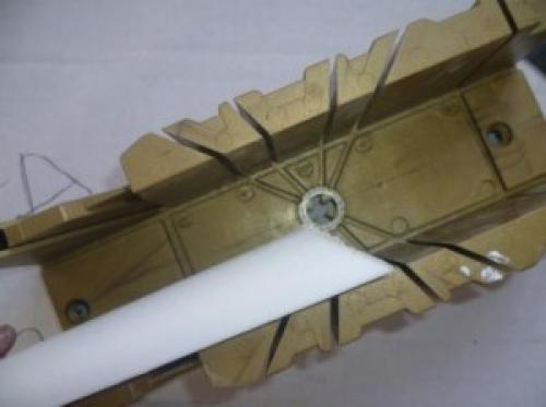 Обрезаем левый внешний угол плинтуса. Внутренние углы