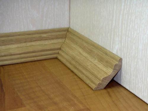 Как отрезать пластиковый плинтус под 45 градусов. Напольные