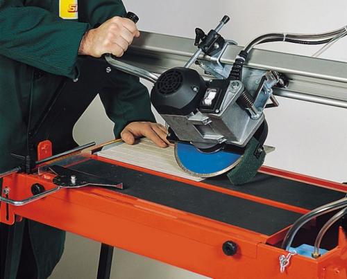 Запил плитки под 45 градусов болгаркой. Электрический плиткорез