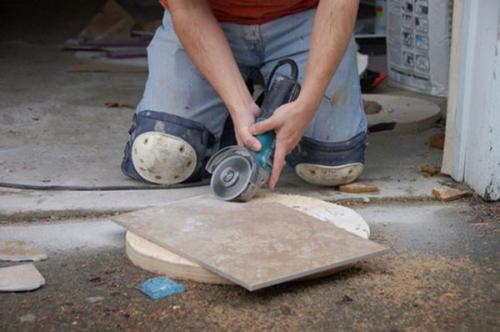 Заусовка плитки болгаркой. Чем подрезать?