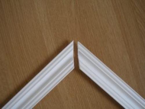 Как стыковать потолочные плинтуса в углах праильно. Особенности состыковки потолочного плинтуса 05
