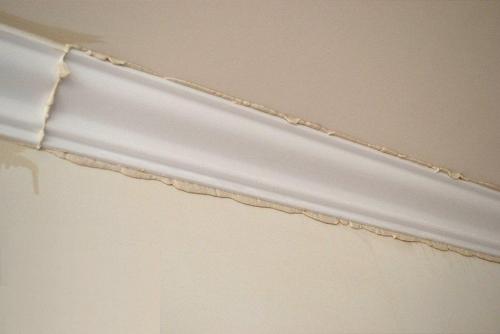 Как стыковать внутренний угол потолочного плинтуса. Как правильно стыковать потолочные плинтуса?