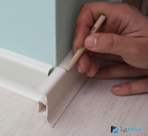 Как аккуратно состыковать напольный плинтус при.. Стыкуем правильно 15