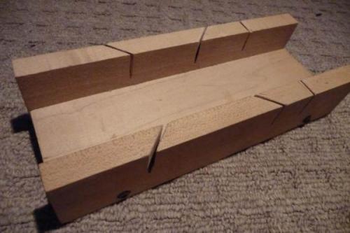 Внешний угол плинтуса потолочного.