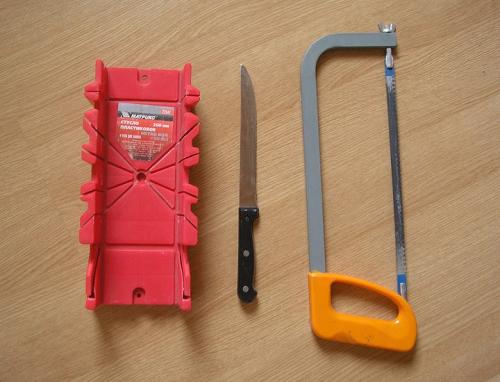 Как сделать внутренний угол потолочного плинтуса. Нарезка галтелей с использованием стусла