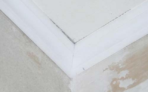 Как сделать внутренний угол потолочного плинтуса. Нарезка галтелей с использованием стусла