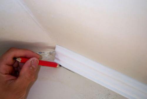 Как вырезать угол на потолочном плинтусе ровно. Как правильно вырезать угол на потолочном плинтусе. Ровно и без мучений 07 Как вырезать угол на потолочном плинтусе ровно. Как правильно вырезать угол на потолочном плинтусе. Ровно и без мучений 07