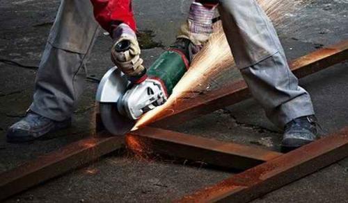 Как правильно резать болгаркой на себя или от себя. И еще раз, почему правильно резать болгаркой искрами на себя