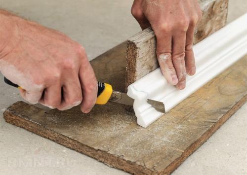 3 лучших способа отрезать потолочный плинтус под.. Способ 2: обрезка без помощи стусла