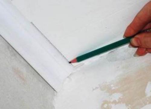 Как сделать внешний угол потолочного плинтуса. Потолочный плинтус –, как сделать угол?