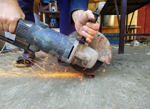 В какую сторону пилить болгаркой. В каком направлении правильней и безопасней резать болгаркой