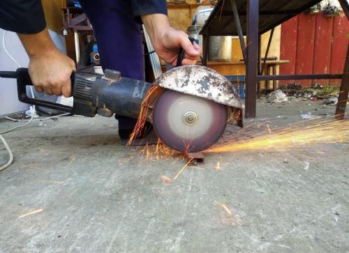 В какую сторону пилить болгаркой. В каком направлении правильней и безопасней резать болгаркой