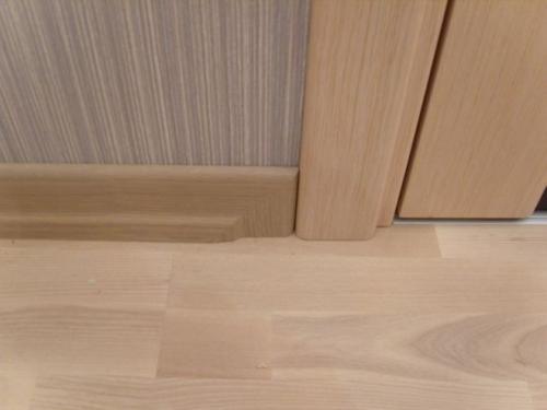 Примыкание толстого плинтуса к тонкому наличнику.. Наличники и плинтуса. Как состыковать наличник с плинтусом?