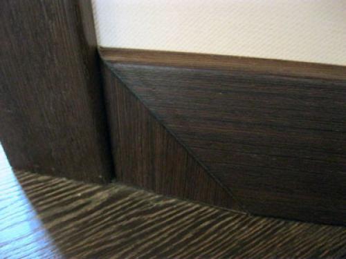 Примыкание толстого плинтуса к тонкому наличнику.. Наличники и плинтуса. Как состыковать наличник с плинтусом?