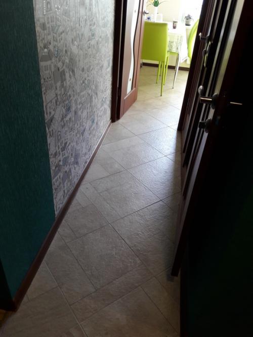 Плинтус и наличник одного цвета. помогите с цветом плинтуса!