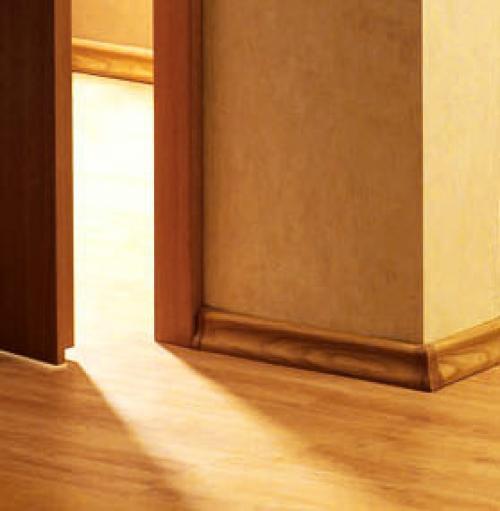 Примыкание толстого плинтуса к тонкому наличнику.. Наличники и плинтуса. Как состыковать наличник с плинтусом?