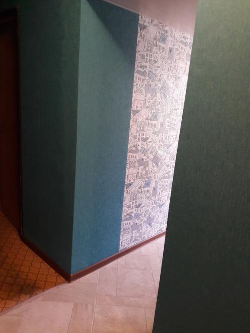 Плинтус и наличник одного цвета. помогите с цветом плинтуса!