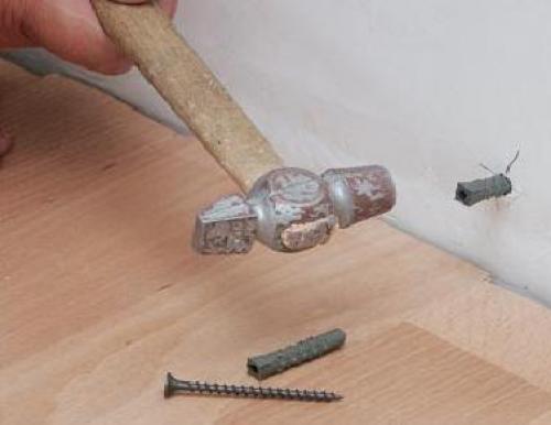 Стыковка плинтуса МДФ. Клей, дюбели: способ 2