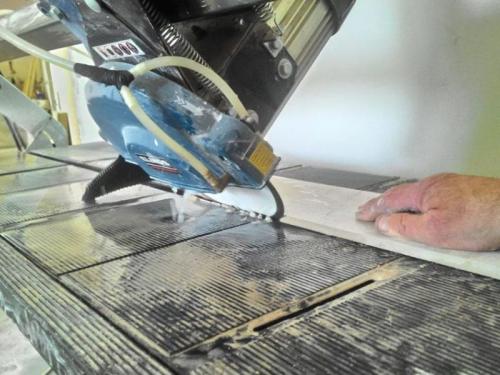 Как резать плитку по.  Всё, что нужно знать о резке плитки под 45 градусов 01