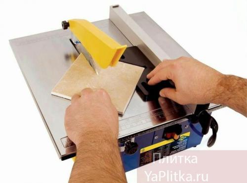 Чем резать керамогранитную плитку. Работа электрическим плиткорезом
