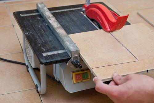 Чем кроить облицовочную плитку. Резка керамоплитки болгаркой 03