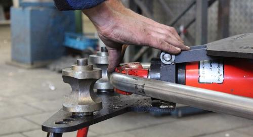 Как согнуть трубу 100 мм. Холодный и горячий методы гибки труб