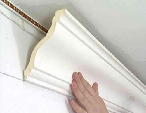 Как свести потолочный плинтус. Как стыковать потолочный плинтус без перекосов