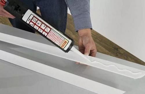 Как правильно обрезать багеты в углах. Как правильно вырезать угол на потолочном плинтусе 03