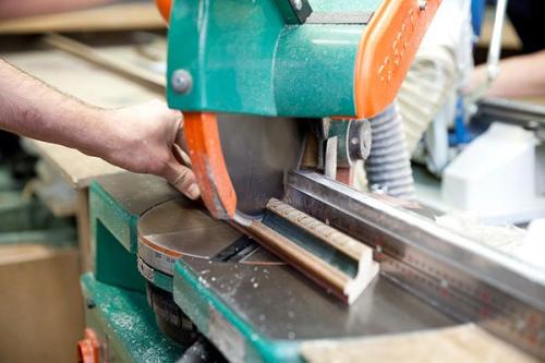 Как пилить полиуретан. Технология порезки профиля