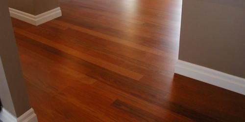 Как подобрать плинтус под ламинат. Выбор плинтуса