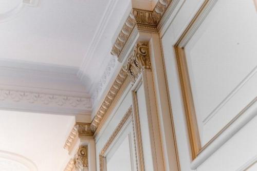 Модные плинтуса на потолок. (+66 фото) Потолочный плинтус: типы, плюсы и минусы