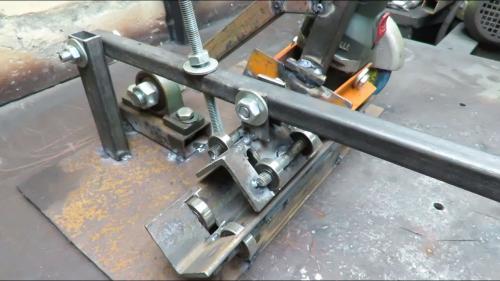 Приспособление для резки труб болгаркой. Самодельный универсальный труборез из болгарки