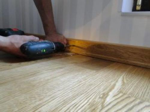 Как крепить напольный плинтус к бетонной стене. Установка при помощи саморезов