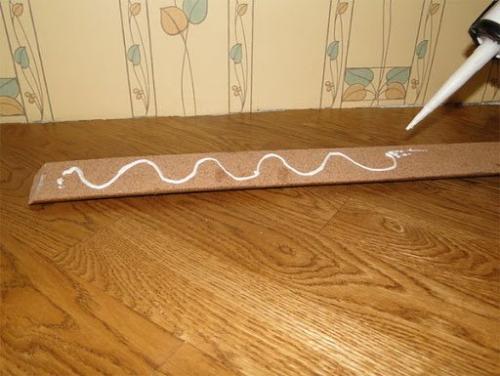 Как крепить плинтус на жидкие гвозди. Процесс приклеивания