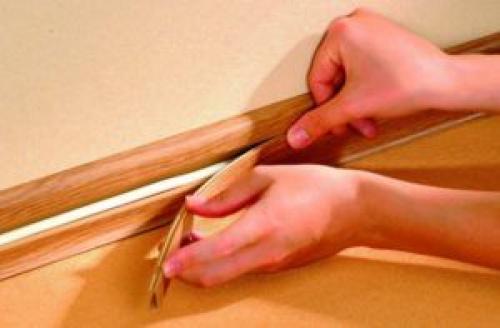 Как крепить напольный плинтус к бетонной стене. Установка при помощи саморезов