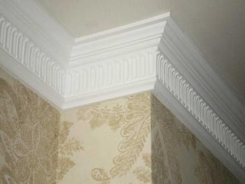 Как отрезать угол плинтуса с помощью самодельного стусла. Как резать потолочный плинтус: работа с помощью стусла или без инструмента