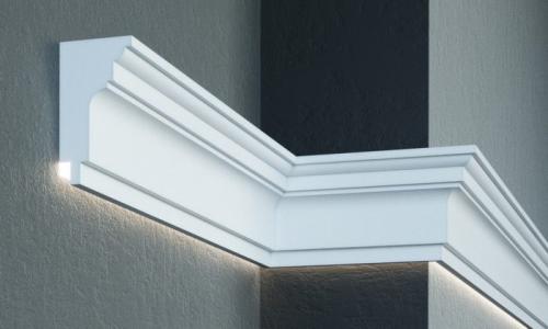 Как отрезать угол плинтуса с помощью самодельного стусла. Как резать потолочный плинтус: работа с помощью стусла или без инструмента