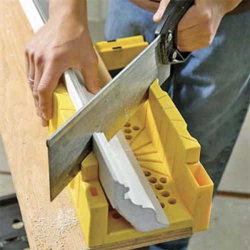 Как вырезать внутренний угол потолочного плинтуса с стуслом. Подготовка потолочного плинтуса для поклейки в углах комнаты