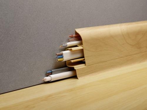 Как крепить плинтус пластиковый к полу. Как правильно крепить напольный пластиковый плинтус