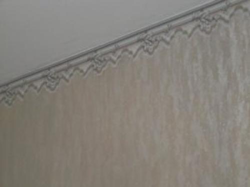 Как правильно клеить потолочный плинтус на обои или на стену. Что сначала клеить: обои или потолочный плинтус — мнение специалиста и советы по обустройству