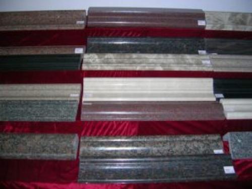 Как правильно клеить потолочный плинтус на обои или на стену. Что сначала клеить: обои или потолочный плинтус — мнение специалиста и советы по обустройству