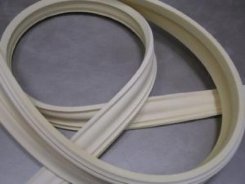 Как правильно клеить потолочный плинтус на обои или на стену. Что сначала клеить: обои или потолочный плинтус — мнение специалиста и советы по обустройству