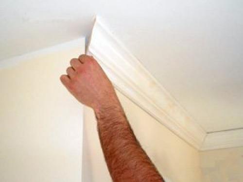 Как клеить потолочный плинтус на шпаклевку. Описание рабочего процесса
