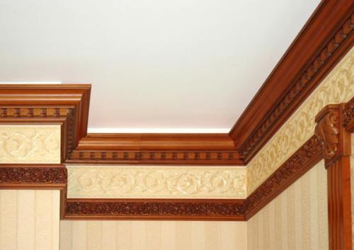 Как клеить потолочный плинтус из пенопласта на обои. Какой вид изделий выбрать?