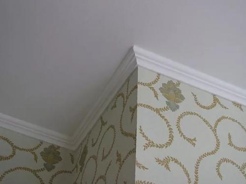 Как правильно клеить потолочный плинтус на обои или на стену. Что сначала клеить: обои или потолочный плинтус — мнение специалиста и советы по обустройству