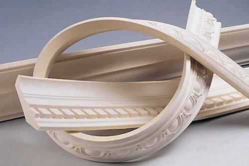 Как клеить потолочный плинтус из пенопласта на обои. Какой вид изделий выбрать?