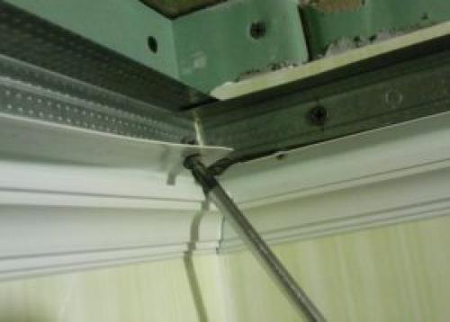 Как правильно клеить потолочный плинтус на обои или на стену. Что сначала клеить: обои или потолочный плинтус — мнение специалиста и советы по обустройству